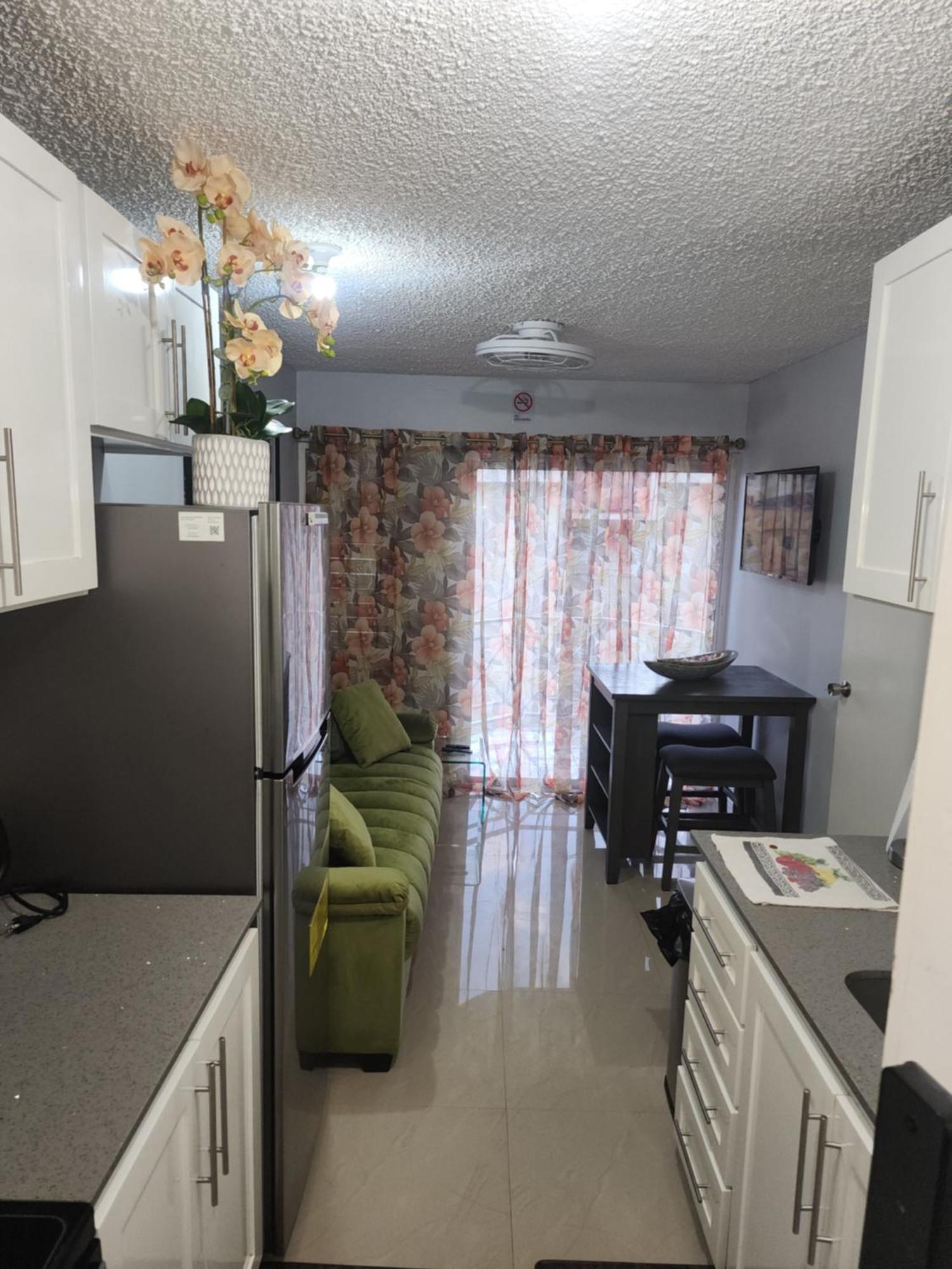 Comfy And Cozy Apartment Kingston Exterior photo